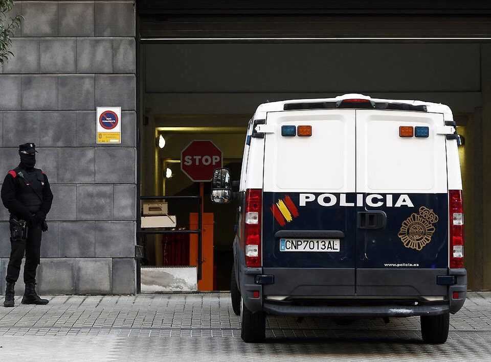 Los acusados acceden al Palacio de Justicia en un furgón policial.