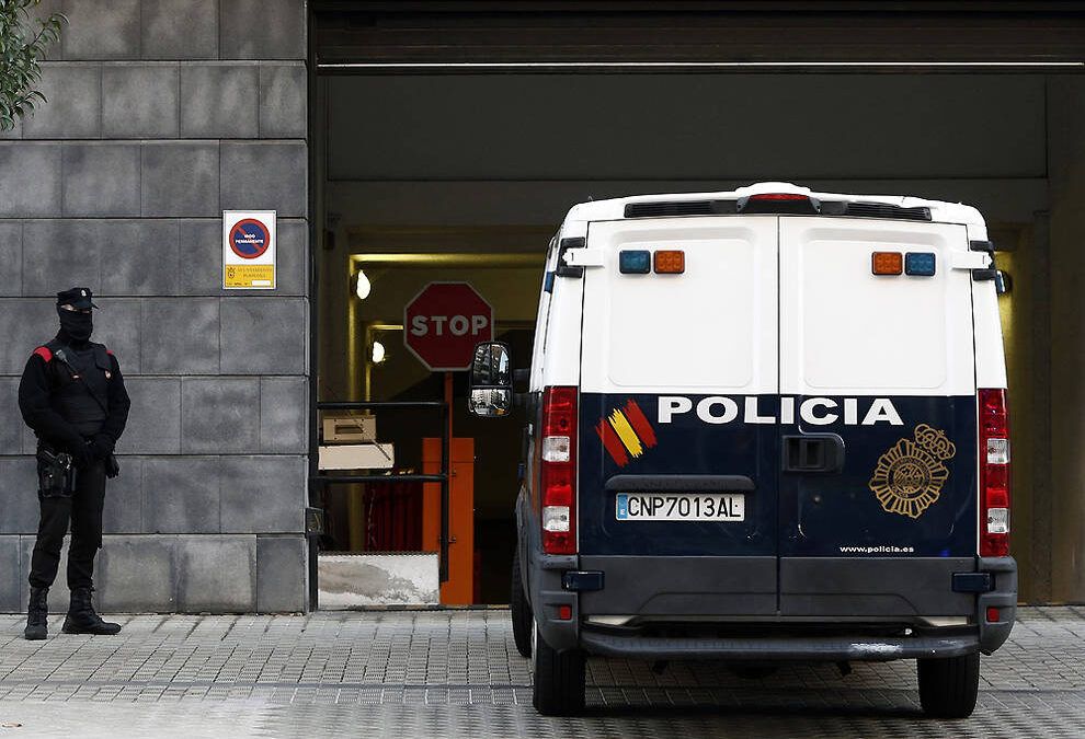 Los acusados acceden al Palacio de Justicia en un furgón policial.