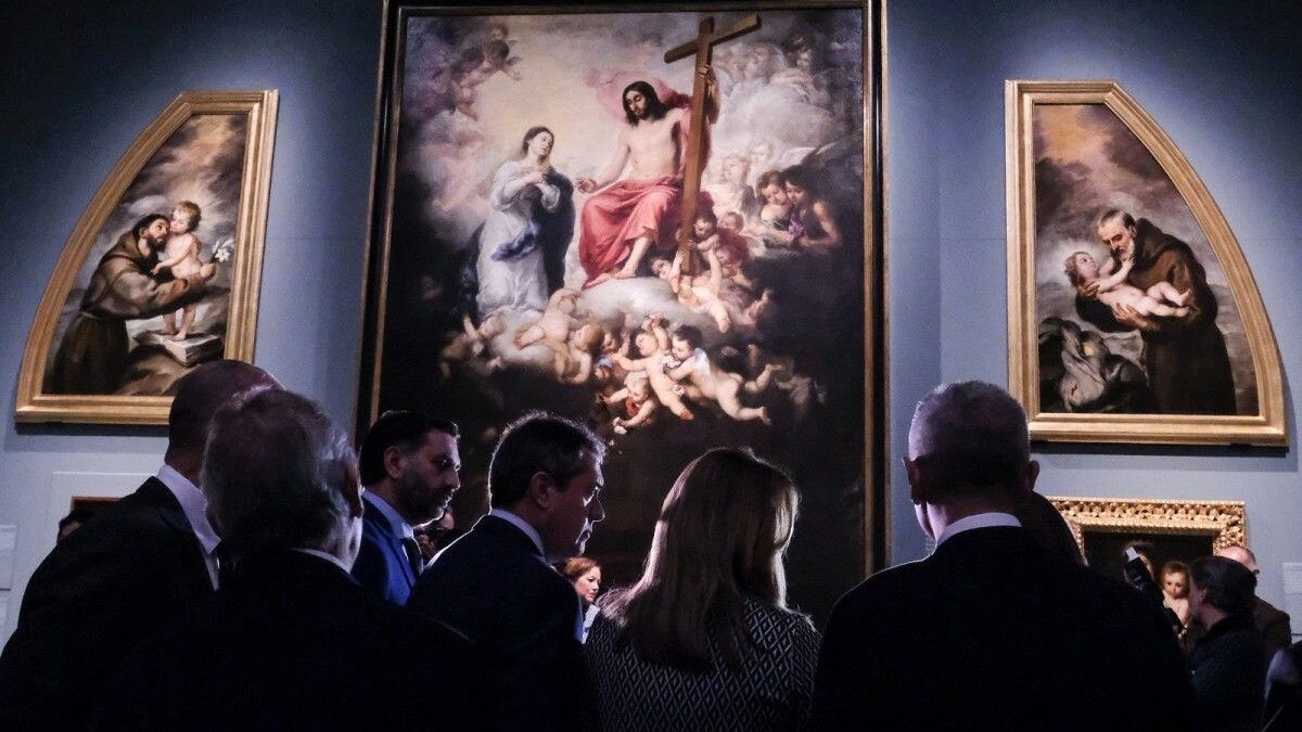 Las autoridades observando algunas de las obras expuestas en el Museo de Bellas Artes.