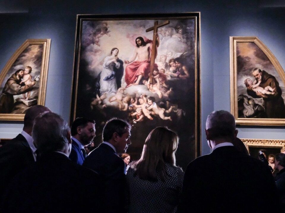 Las autoridades observando algunas de las obras expuestas en el Museo de Bellas Artes.