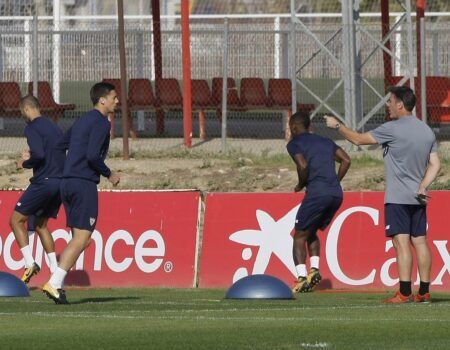El Sevilla FC va a Barcelona sin Mercado y con todos los disponibles