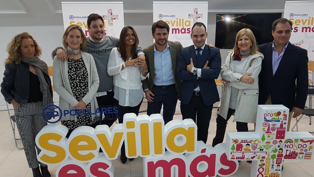 Beltrán Pérez y parte de su equipo de concejales.