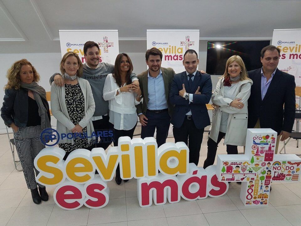 Beltrán Pérez y parte de su equipo de concejales.
