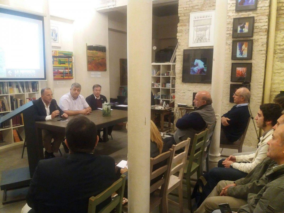 Un momento de la presentación en la sala La Revuelta.
