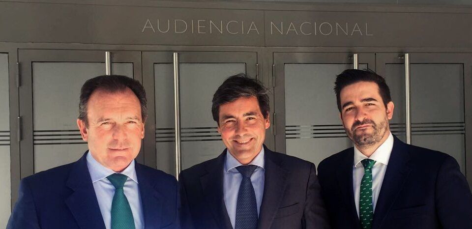 Ernesto Sanguino junto a miembros del despacho de abogados