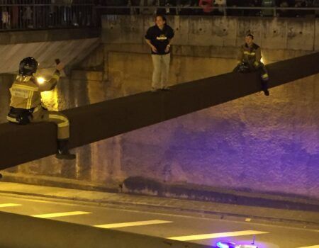 En Vídeo. Arriesgada actuación de los bomberos para salvar una vida sobre la Ronda Urbana Norte