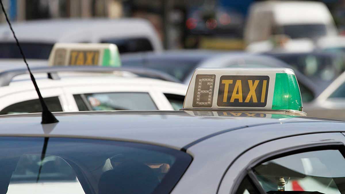 El transporte público, un problema endémico en el aeropuerto de Sevilla.