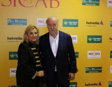 Vicente del Bosque, ovacionado por el público del Sicab al recibir el premio «Pura Raza Española»