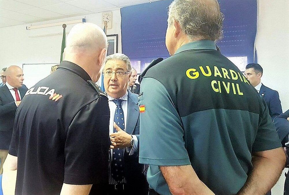Juan Ignacio Zoido con agentes de la Policía y Guardia Civil.