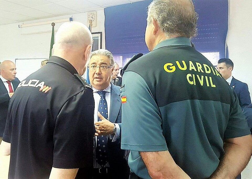 Juan Ignacio Zoido con agentes de la Policía y Guardia Civil.