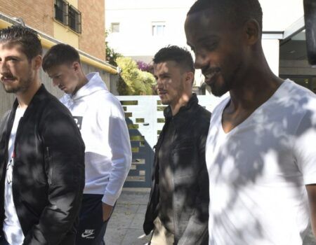 Los jugadores del Sevilla FC visitan a Berizzo en la clínica