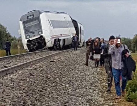 Se elevan a 35 los heridos, dos de ellos graves, al descarrilar un tren en Arahal