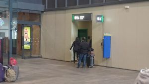 Entrada a los baños de la estación de trenes de Santa Justa