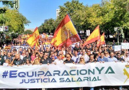 Policías y guardias civiles se manifiestan en Madrid por la equiparación salarial