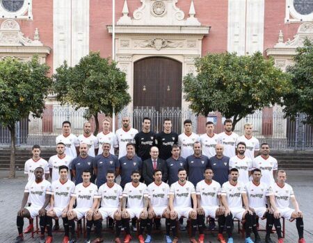 El Sevilla FC se hace la foto oficial en la Plaza del Salvador