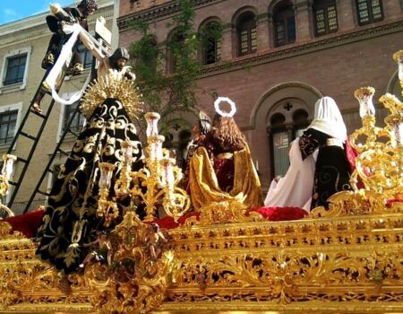 Última fase del dorado del paso del Cristo de las Cinco LLagas de la Trinidad