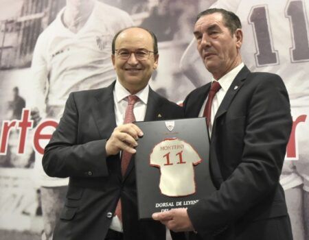 Enrique Montero recibe el X Dorsal de Leyenda del Sevilla FC en un emotivo acto