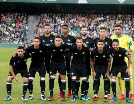 El Real Betis golea al Écija en el concurrido amistoso del Benito Villamarín