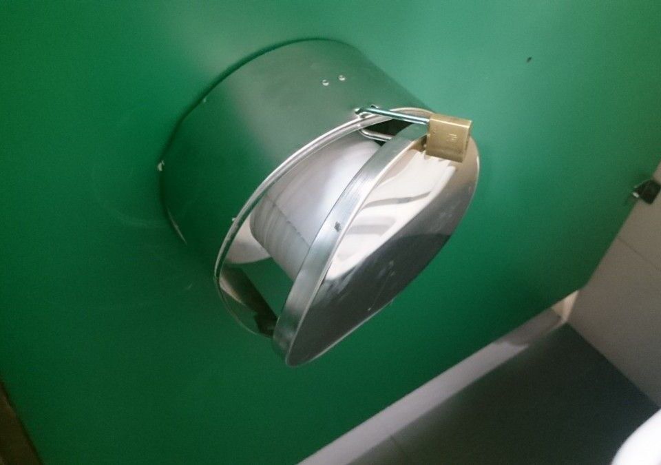 Papel higiénico con candado en los aseos de la estación de Santa Justa