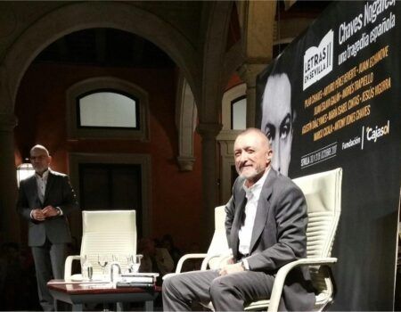 Pérez Reverte reivindica la ecuanimidad de Chaves Nogales en la Guerra Civil