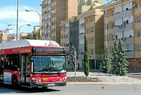 Tussam mantendrá su recorrido por las Tres Mil Viviendas pero reforzará la seguridad