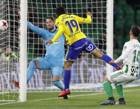Los increíbles errores de toda la defensa bética y el portero en los goles del Cádiz
