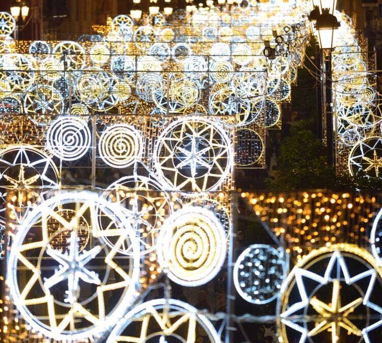 La iluminación de Navidad se extiende por 260 calles de Sevilla. Foto: Lince.