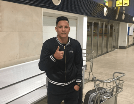 Arana llegó para firmar esta tarde con el Sevilla FC y se vuelve a Brasil