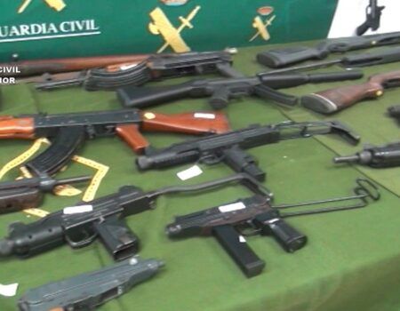 La Guardia Civil desarticula una trama de tráfico de armas con 25 detenidos