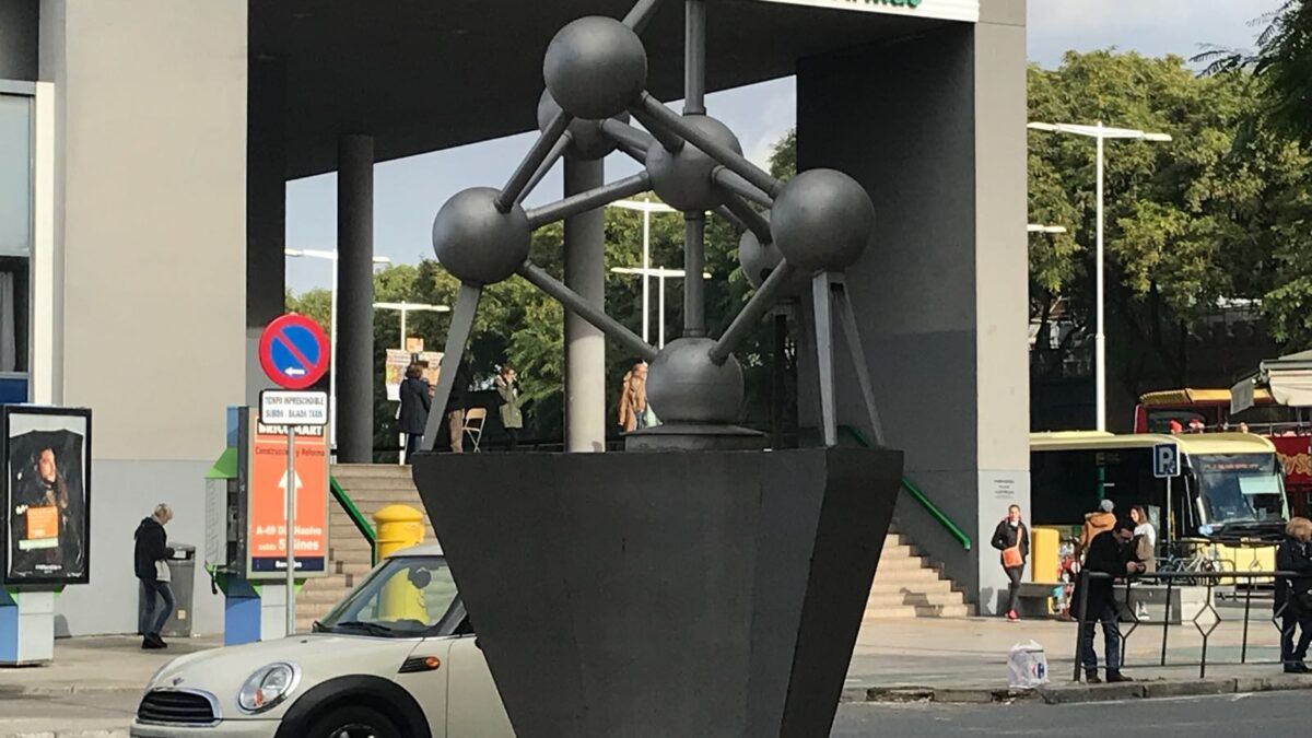 El "Atomium" sin una de sus esferas características.