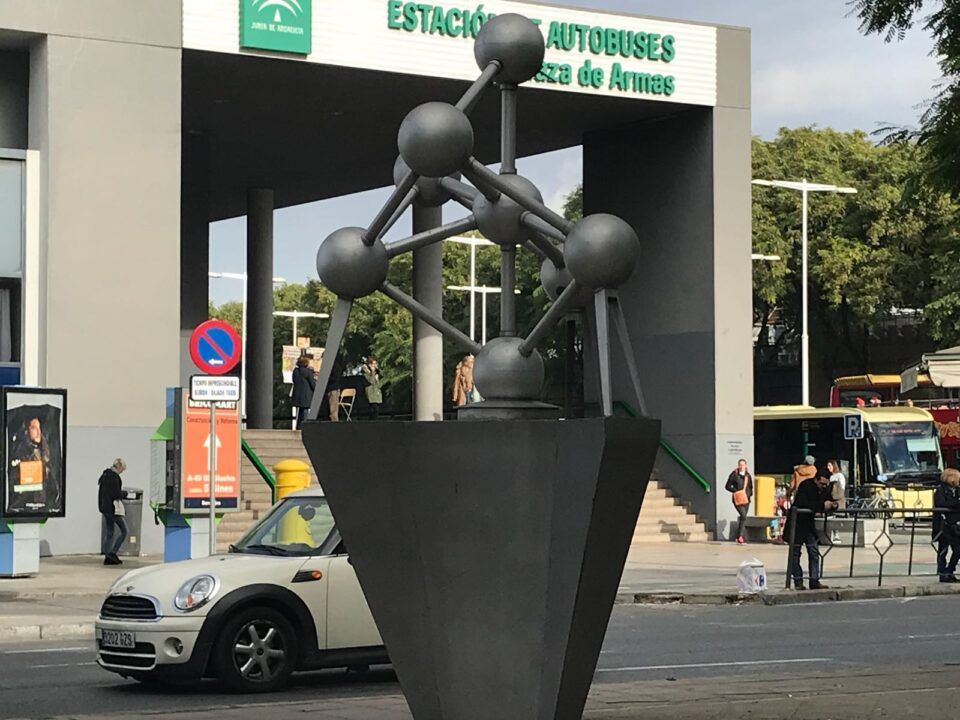 El "Atomium" sin una de sus esferas características.