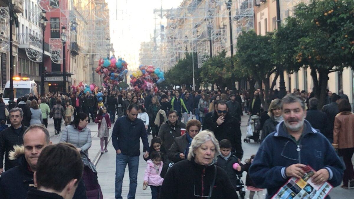 La avenida, repleta de público en la tarde de este miércoles festivo.
