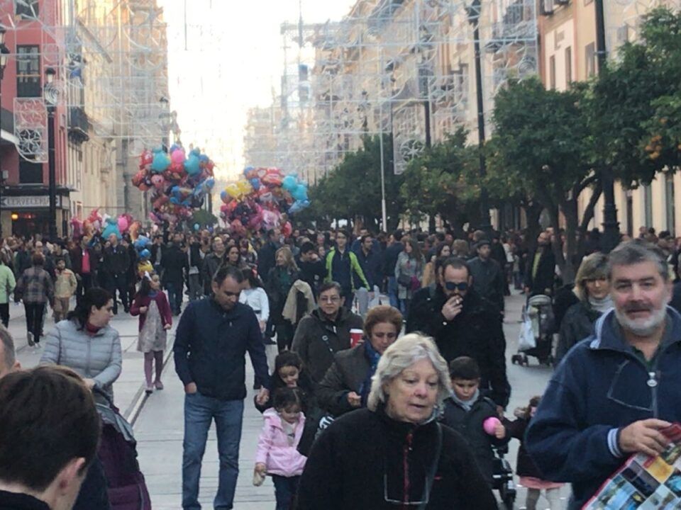 La avenida, repleta de público en la tarde de este miércoles festivo.