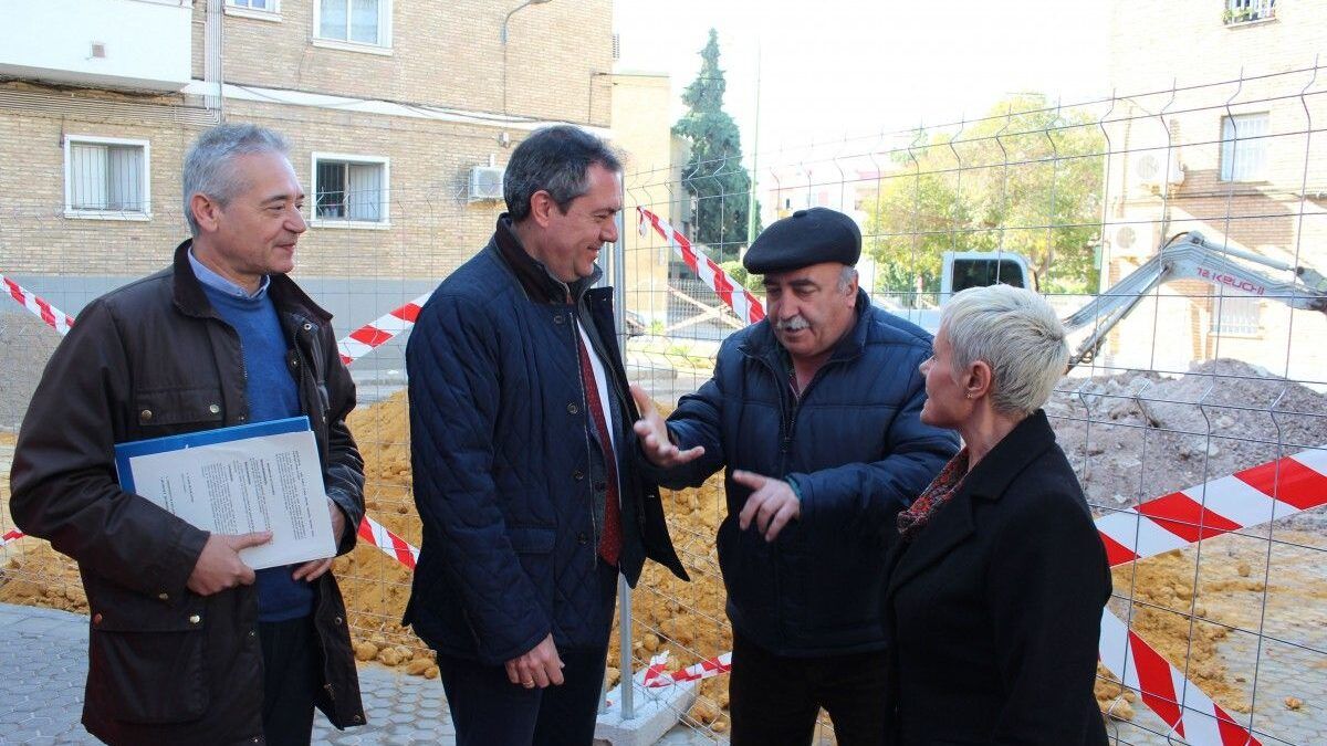 El alcalde visita las obras del Barrio A de San Pablo.