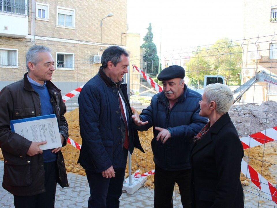 El alcalde visita las obras del Barrio A de San Pablo.