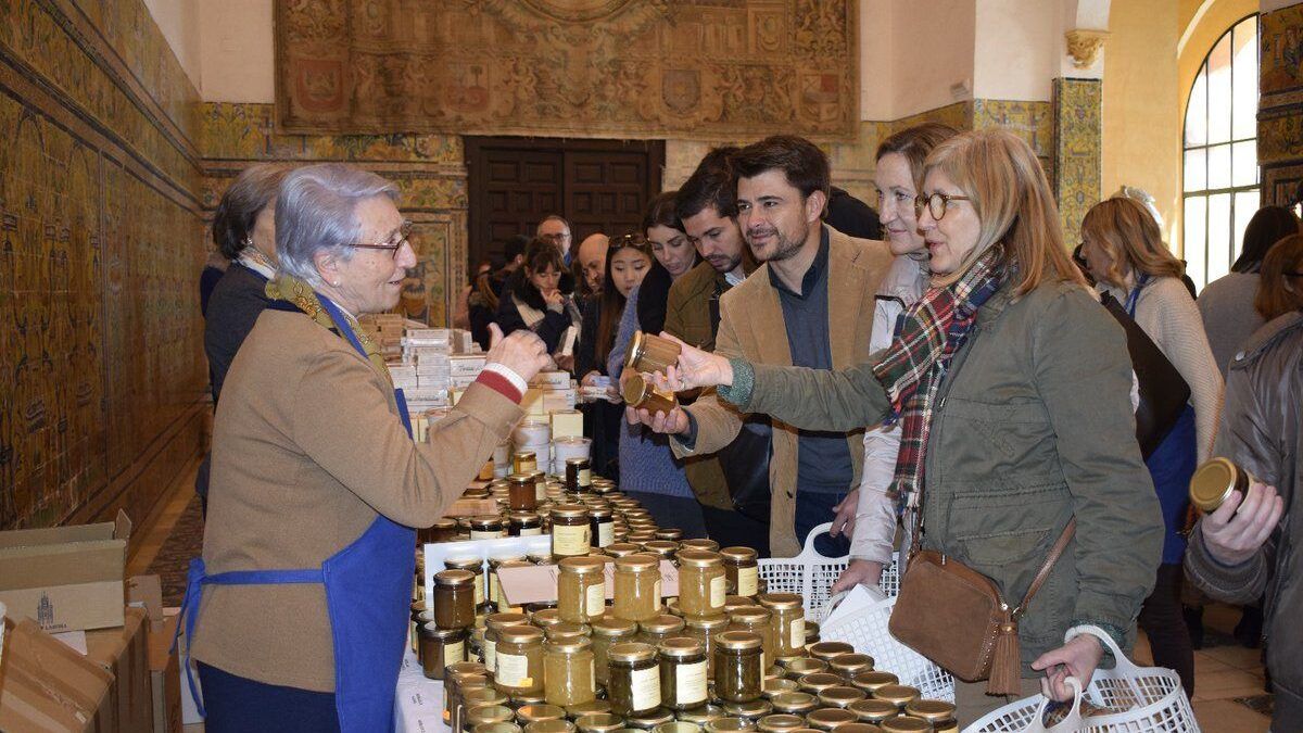 Beltrán Pérez y concejales del PP visitando la muestra de dulces de los conventos.