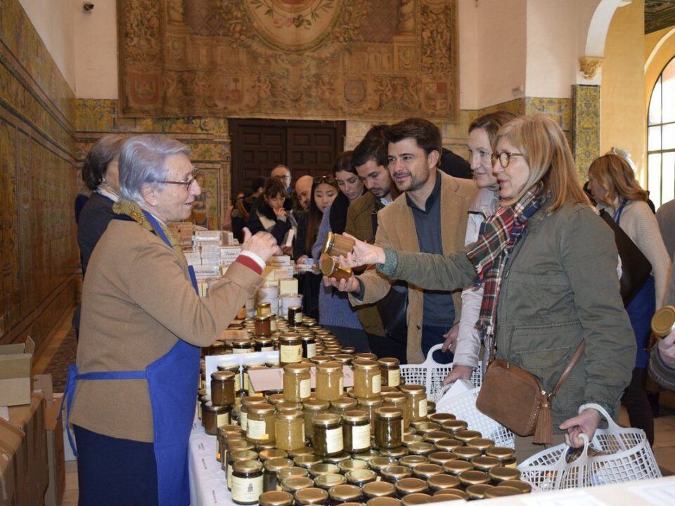 Beltrán Pérez y concejales del PP visitando la muestra de dulces de los conventos.