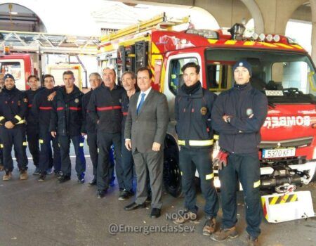 Los bomberos cuentan con dos nuevos camiones ligeros para actuar en el centro