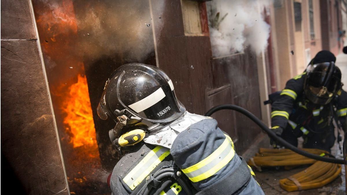 Actuación de los bomberos en la vivienda.