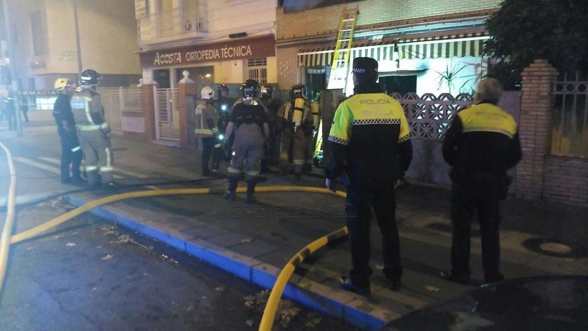 Bomberos actuando en Ciudad Jardín.