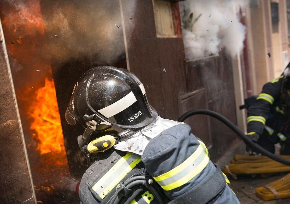 Actuación de los bomberos en la vivienda.