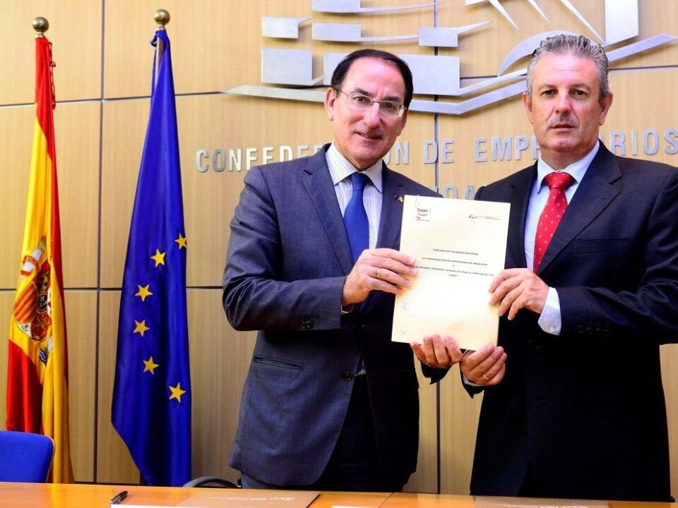 Convenio entre la CEA y Caser.