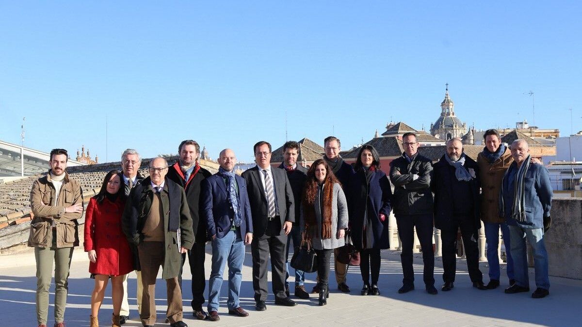 El delegado de Fiestas Mayores con los artistas que participarán en la muestra.