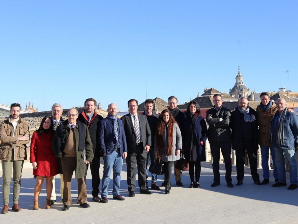 El delegado de Fiestas Mayores con los artistas que participarán en la muestra.