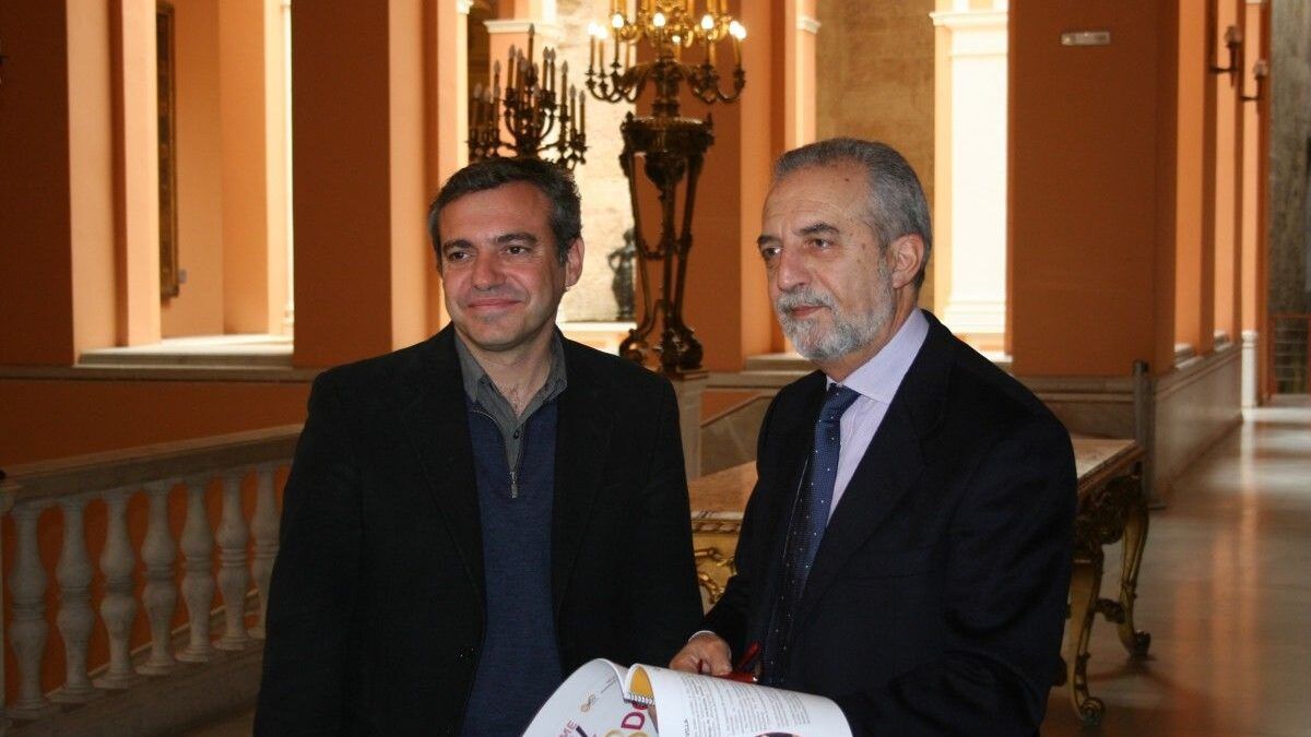 El delegado de Bienestar Social y Empleo, Juan Manuel Flores, y el director gerente de Emvisesa, Felipe Castro.