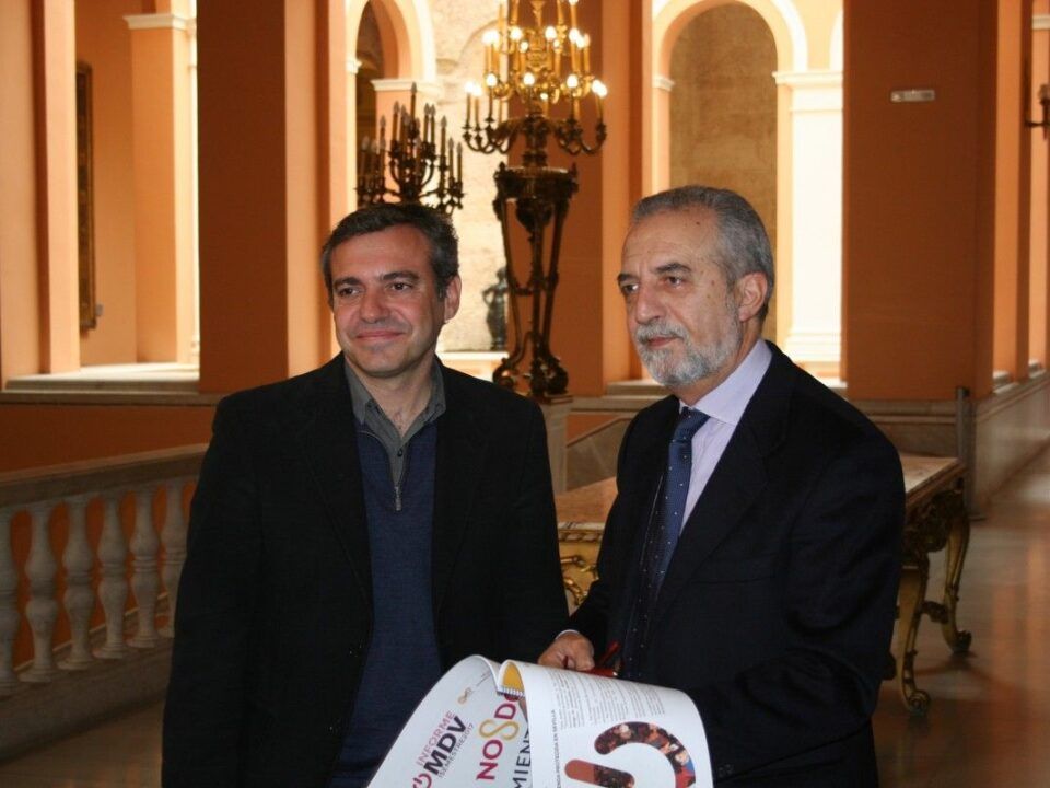 El delegado de Bienestar Social y Empleo, Juan Manuel Flores, y el director gerente de Emvisesa, Felipe Castro.