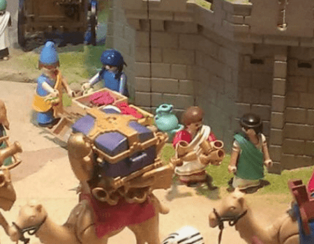 La guasa futbolera no falta en el Belén de Playmobil de la calle Sierpes