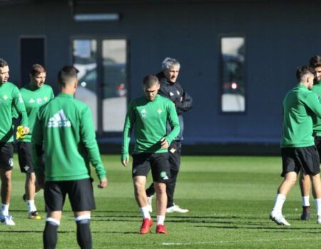 El Real Betis vuelve a los entrenamientos con Javi García y Tello al margen