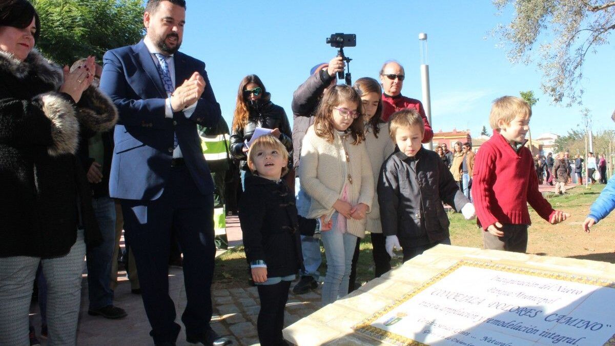 El alcalde, Ramualdo Garrido, inaugura el nuevo parque municipal de Gines.