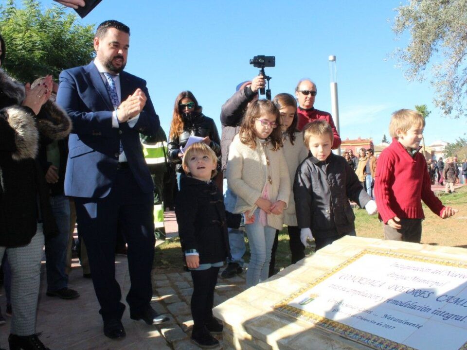 El alcalde, Ramualdo Garrido, inaugura el nuevo parque municipal de Gines.